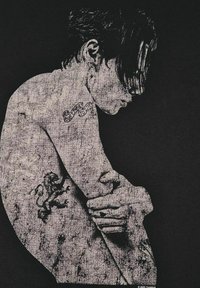 Svartvit grafik med en naken figur som har synliga tatueringar, inklusive en lejon och en båndtext som säger "Glöm inte att leva."