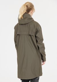 Olivegrønne vandtætte jakke med hætte, en tætsiddende design og bagventil. Glat tekstur, mellemlang, med minimal hardware synlig.