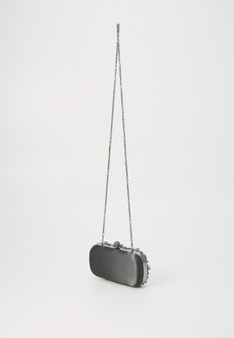 Metaliczna szara kopertówka o zaokrąglonym prostokątnym kształcie, ozdobiona srebrnymi elementami i łańcuszkowym paskiem do noszenia.