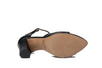 Sandal de tacón negro con un upper de cuero texturizado, puntera redonda y un tacón bajo. Presenta una correa para el tobillo con una hebilla metálica.
