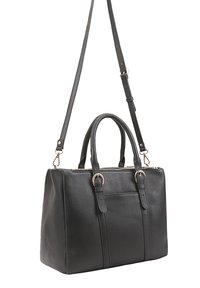 Zwarte leren handtas met dubbele handvatten en een verwijderbare schouderband. Beschikt over een ritssluiting, voorvak en gepolijste hardware accenten.