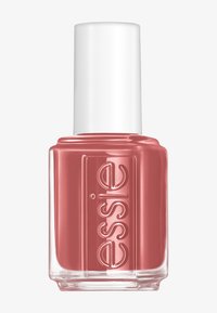 Essie-nagellak in een glazen fles, met een witte dop en een zachte roze-oranje tint. Gladde textuur met een glanzende afwerking.