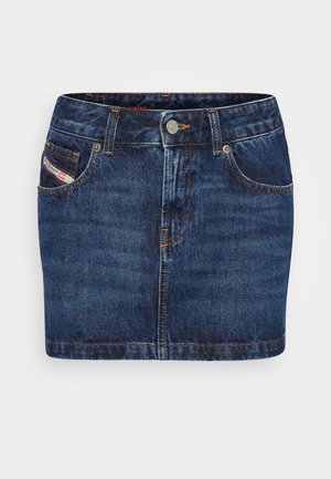 Tamsiai mėlyna džinsinė sijonas su prigludusia forma, penkiomis kišenėmis ir oranžiniais siūlais. Su metaliniu sagčių užsegimu ties juosmeniu.