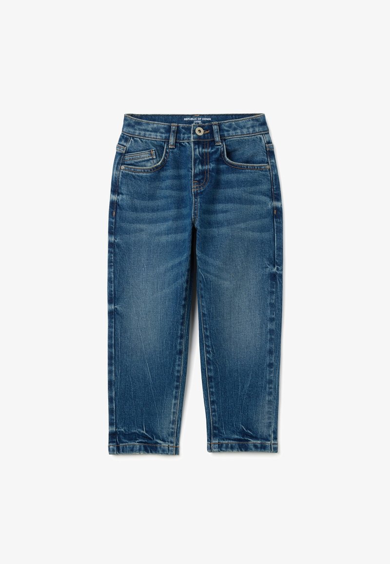 Jeans de mezclilla con un lavado azul medio, corte recto, cinco bolsillos, cierre de botón superior y detalles de desgaste ligero en la tela.