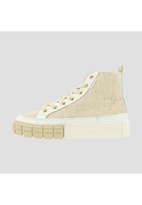 Beige hoge sneakers met een gestructureerde stoffen bovenkant, witte rubberen zool, gouden oogjes en een trekhaak aan de achterkant.