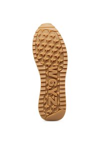 Sole di un boot beige con profonde scanalature caratterizzate da motivi a forma di stella e marchio "W6YZ" allineato verticalmente al centro.