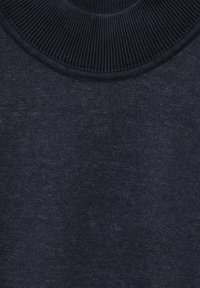 Mörkblå stickad tröja med en ribbad rundad hals, texturerad tygkvalitet och ett enhetligt mönster med små variationer i nyans.