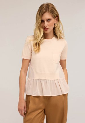 Blushfarbener Oberteil mit kurzen Ärmeln, einer Brusttasche und einem mehrlagigen Chiffon-Rüsche-Saum. Weiches Strickmaterial mit einer glatten Textur.