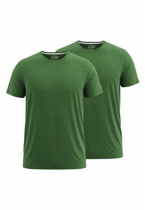 Dwa zielone t-shirty z okrągłym dekoltem, wykonane z miękkiej, teksturowanej tkaniny, z krótkimi rękawami i subtelnym melanżowym wzorem.
