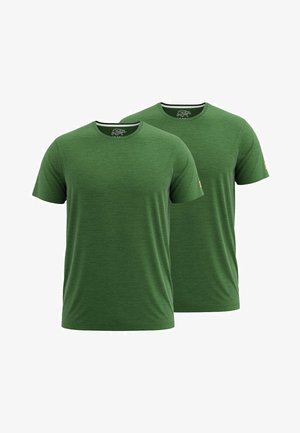 Due magliette a maniche corte verdi con collo tondo, realizzate in un morbido tessuto testurizzato e caratterizzate da un sottile motivo mélange.