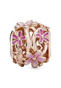 Charm in oro rosa con design floreali e dettagli in smalto rosa, intagliato con forme intricate e una finitura lucida.