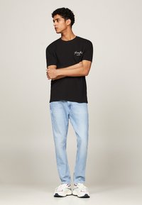 Tommy Jeans FLAG BACK LOGO  - Camiseta estampada - black