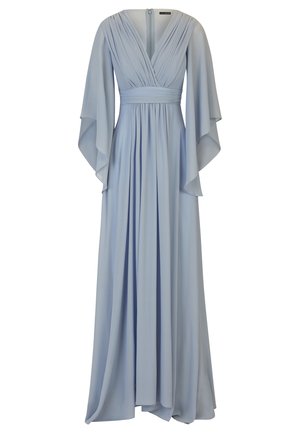 Lys blå lang kjole lavet af let stof, med brede, draperede ærmer, en plisseret bodice og en tætsiddende talje med en fuld skørt.