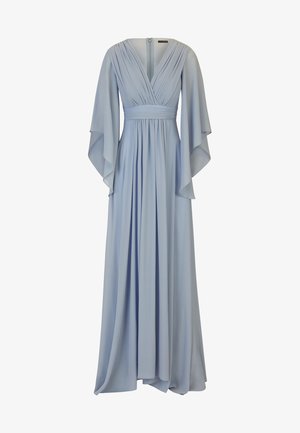 Robe longue bleu clair en tissu fluide, avec des manches larges et drapées, un corsage plissé et une taille cintrée, se terminant par une jupe ample.