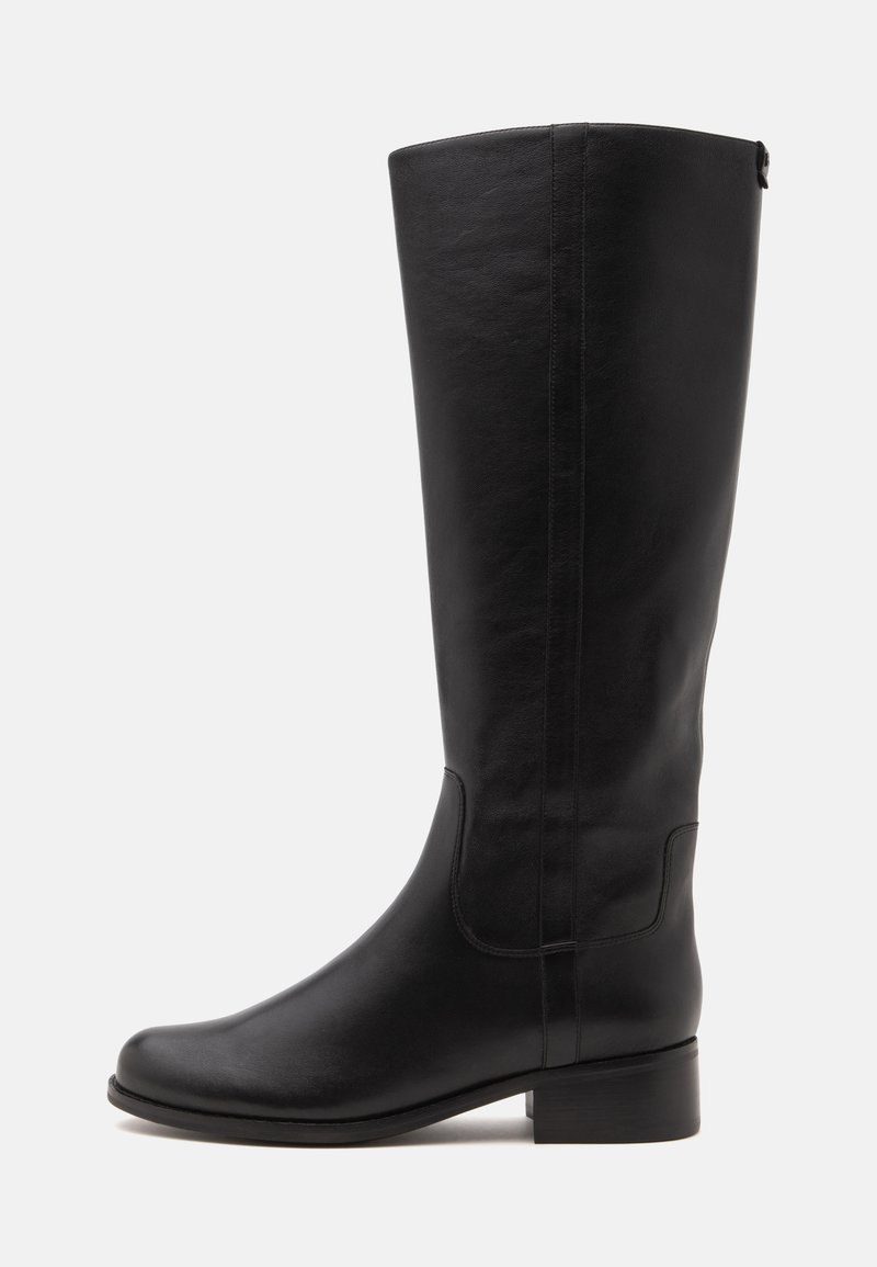 Botte en cuir noire hauteur genou avec un petit talon bloc et un bout arrondi, montrée de profil sur un fond clair uni.