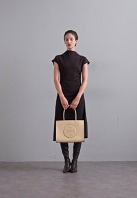 Tory Burch ELLA BIO PATENT SMALL TOTE - Handväska - vanilla soft serve