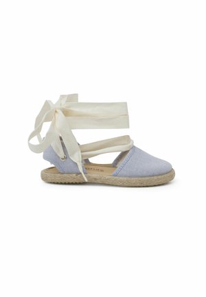 Blauwe canvas espadrilles met crèmekleurige stofbanden, een jute-wikkelzool, ronde neus en uitsparingen aan de zijkanten voor ademend vermogen.