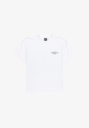 Camiseta de algodón blanca con mangas cortas, cuello redondo y un pequeño logo negro en el área del pecho izquierdo. Textura suave, ajuste holgado.