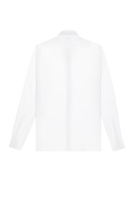 Camisa blanca de manga larga hecha de un tejido suave. Presenta un cuello simple y puños abotonados. La parte posterior es lisa con una costura central que corre verticalmente.
