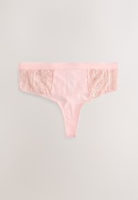 String rose avec un devant en tissu lisse, présentant des panneaux latéraux en dentelle florale et une ceinture élastique douce.