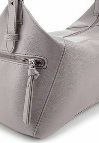 Borsa a tracolla in pelle grigia con superficie strutturata, design morbido, tasca con cerniera e tirante annodato, e tracolla regolabile.