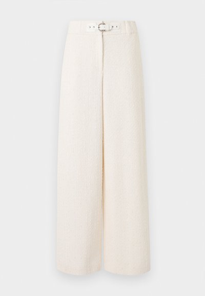 Κρέμ παντελόνι με ψηλή μέση και φαρδιά γραμμή, από υφασμάτινη ύφανση με υφή, με ζώνη στο ίδιο χρώμα που έχει ασημένιο πόμολο στη μέση.