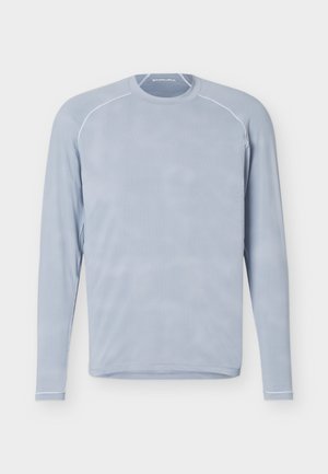 Hellblaues langärmliges Sportshirt aus Netzstoff, mit Rundhalsausschnitt und weißen Nahtdetails an Schultern und Bündchen.