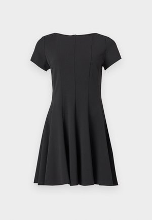 Must lühikeste varrukatega kleit, millel on liibuv ülakehaosa ja lehvikseelik. Ümar kaelus ja seljal lukk. Sile kangapind.