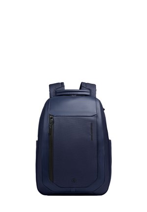 Marineblauer Rucksack mit gepolsterten Trägern, vorderer vertikaler Reißverschlusstasche und feiner Strukturierung, entworfen für den täglichen Gebrauch und Tragekomfort.