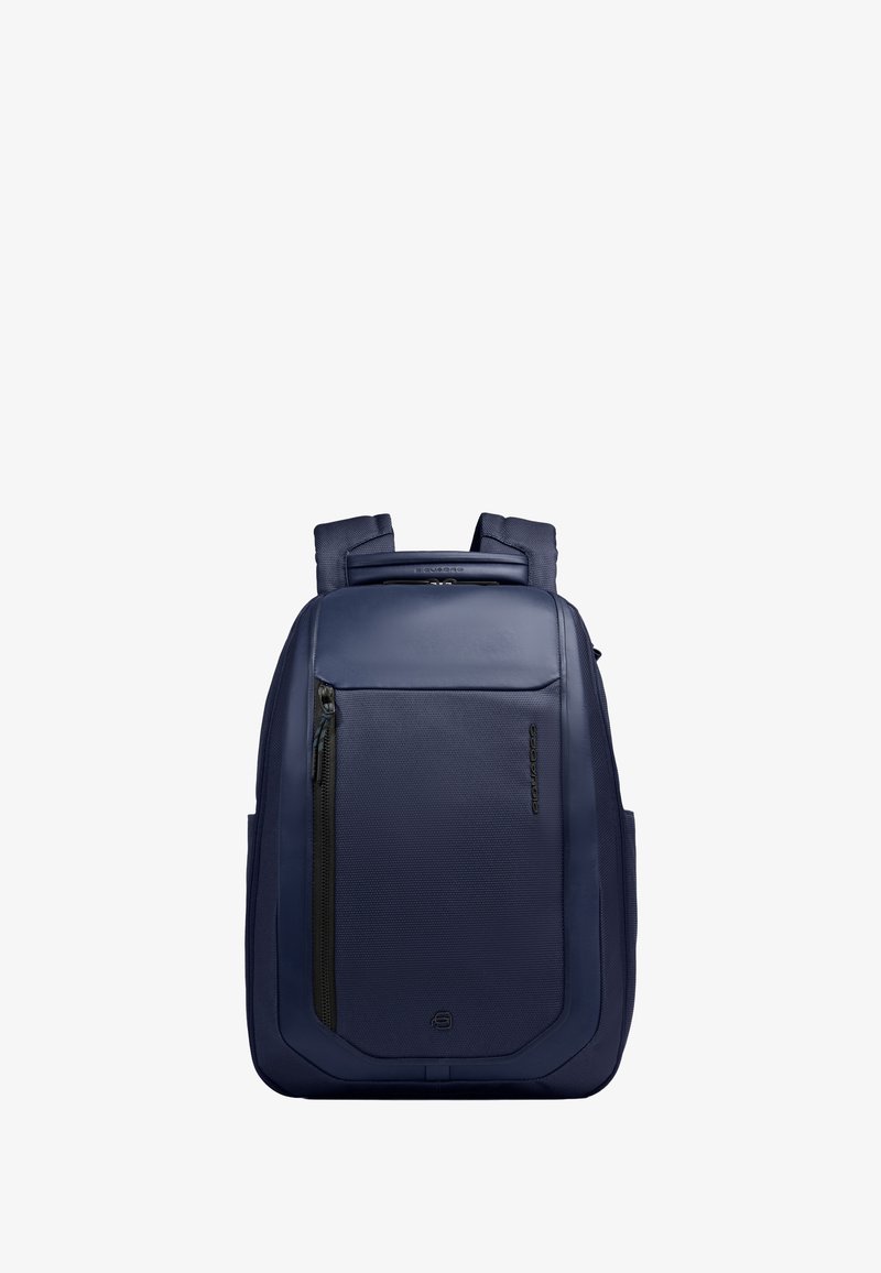 Sac à dos bleu marine avec bretelles rembourrées, poche frontale zippée verticale et détails à texture lisse, conçu pour un usage quotidien et un confort de port.