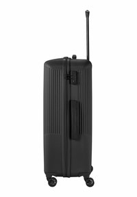 Valise rigide noire avec texture nervurée verticale, poignée télescopique, une poignée de transport sur le côté et quatre roues pivotantes pour la mobilité.