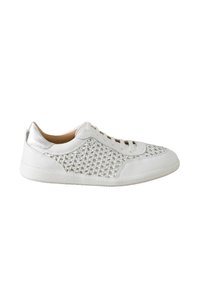 Weiße Sneaker mit einem gewebten Textildesign im Obermaterial. Zu den Merkmalen gehören eine glatte Lederzehenkappe, runde Schnürsenkel und eine strukturierte Sohle.