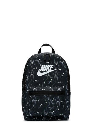 Svart ryggsekk med et svirrende hvitt Nike-logo og mønstre. Har en frontlomme, bærehåndtak og glidelås. Holdbart materiale.