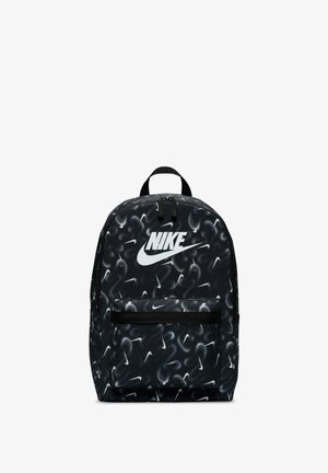 Fekete hátizsák örvénylő fehér Nike logóval és mintákkal. Elülső zsebbel, felső fogantyúval és cipzáras záródással rendelkezik. Tartós anyagból készült.