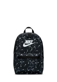Sac à dos noir avec un motif blanc tourbillonnant et un grand logo Nike blanc sur le devant. Comprend une poche avant zippée et une poignée sur le dessus.