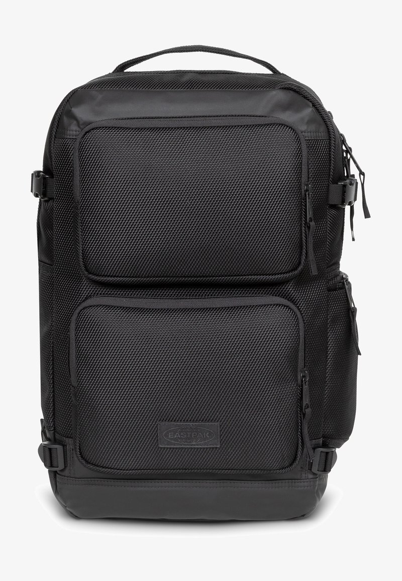 Sort rygsæk lavet af tekstureret nylon med to frontlommer med lynlås, polstrede stropper og et forstærket håndtag på toppen.