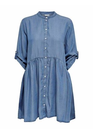 Robe longue en denim bleu avec manches longues, boutonnage devant, taille froncée et manches retroussées maintenues par des boutons.