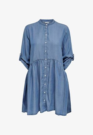Robe longue en denim bleu avec manches longues, boutonnage devant, taille froncée et manches retroussées maintenues par des boutons.
