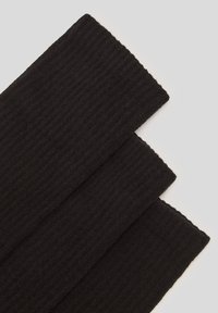 Scarf lavorato a maglia nera a coste, con una texture morbida e un design a strati, con bordi grezzi e una finitura liscia, adatto per il clima freddo.