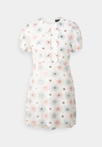 �Λευκό φόρεμα κοντό μανίκι με λουλουδάτο σχέδιο σε ροζ, μπλε και άσπρο, διακοσμημένο με παγιέτες και τρία μπροστινά φιόγγους, εφαρμοστή μέση και στρογγυλή λαιμόκοψη.