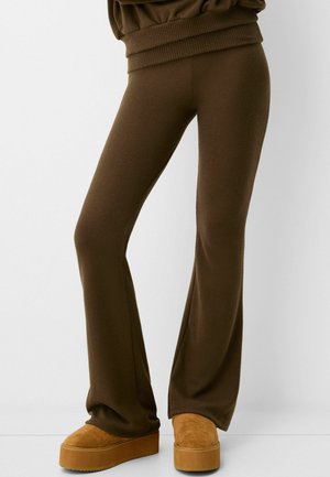 Bershka FLARED WITH FOLD-OVER WAIST - Stoffhose - dark brown