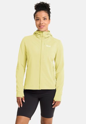 Hellgelbe Reißverschlussjacke mit Kapuze, strukturiertem Streifenmuster, langen Ärmeln und einer Vordertasche, kombiniert mit schwarzen Shorts.