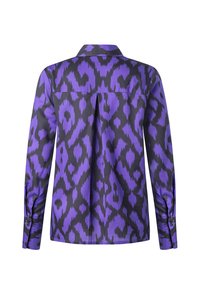 Violetti ja musta kuvioitu paita, jossa on pitkät hihat, kauluspääntie, selässä pleat-tyyppinen yksityiskohta ja nappikiinnitys hihoissa. Sujuva kankaan pinta.