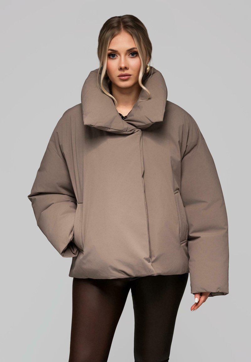 Puchowa taupe kurtka z oversize kołnierzem, z przodu zapięciem i dużymi kieszeniami. Charakteryzuje się gładką fakturą i luźnym krojem.