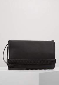 Clutch in pelle nera con finitura texturizzata, dotata di una banda accentuata intrecciata, chiusura con zip e una tracolla removibile per un trasporto versatile.