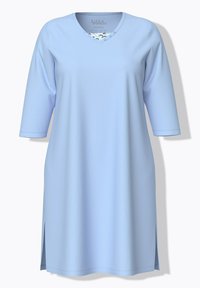 Abito azzurro chiaro realizzato in tessuto morbido, con scollo a V e ritagli decorativi, maniche a tre quarti e spacchi laterali per facilitare il movimento.