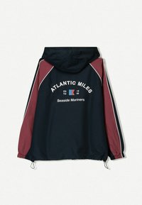 Veste à capuche bleu marine et bordeaux avec des accents blancs, présentant le texte "ATLANTIC MILES" et "Seaside Mariners" au dos, avec des poignets élastiques et un ourlet.