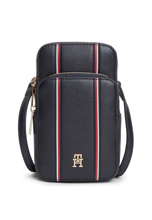 Zwarte gestructureerde crossbody tas met rode, witte en blauwe verticale strepen, gouden logo, voorvak en verstelbare riem.