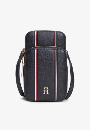 Zwarte gestructureerde crossbody tas met rode, witte en blauwe verticale strepen, gouden logo, voorvak en verstelbare riem.