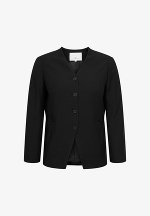 Czarna marynarka damska z czterema guzikami z przodu, długimi rękawami, dwoma przednimi kieszeniami z rozcięciami oraz kołnierzem w kształcie litery V.